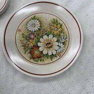 Rustic Wildflower Dinner Plate – Speckled Cream Base, Brown Rim